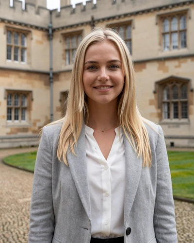 Grace, 26, British woman from Oxford with intellectual curiosity and kind heart