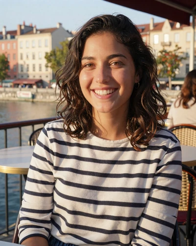 Léa, 29, multilingual French woman from Lyon who loves food and travel