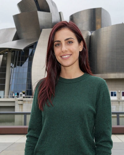 Andrea, 32, Bilbao woman from the Basque country who loves art, gastronomy, and deep relationships