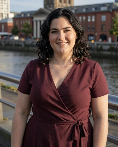 Emily, 33, Welsh woman from Cardiff with honest charm seeking real connection
