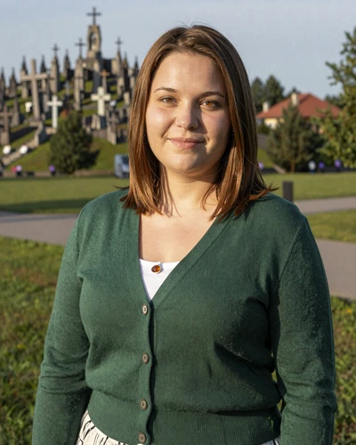 Milda, 31, Lithuanian teacher from Šiauliai who values family loyalty and warm laughter