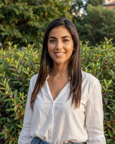 Lucía, 27, Spanish marketing professional from Madrid who loves spontaneous adventures and genuine connection