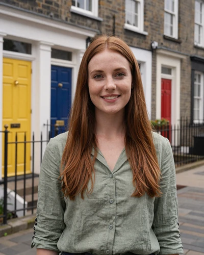 Aoife, 26, Irish woman from Dublin who is a natural storyteller seeking genuine connection